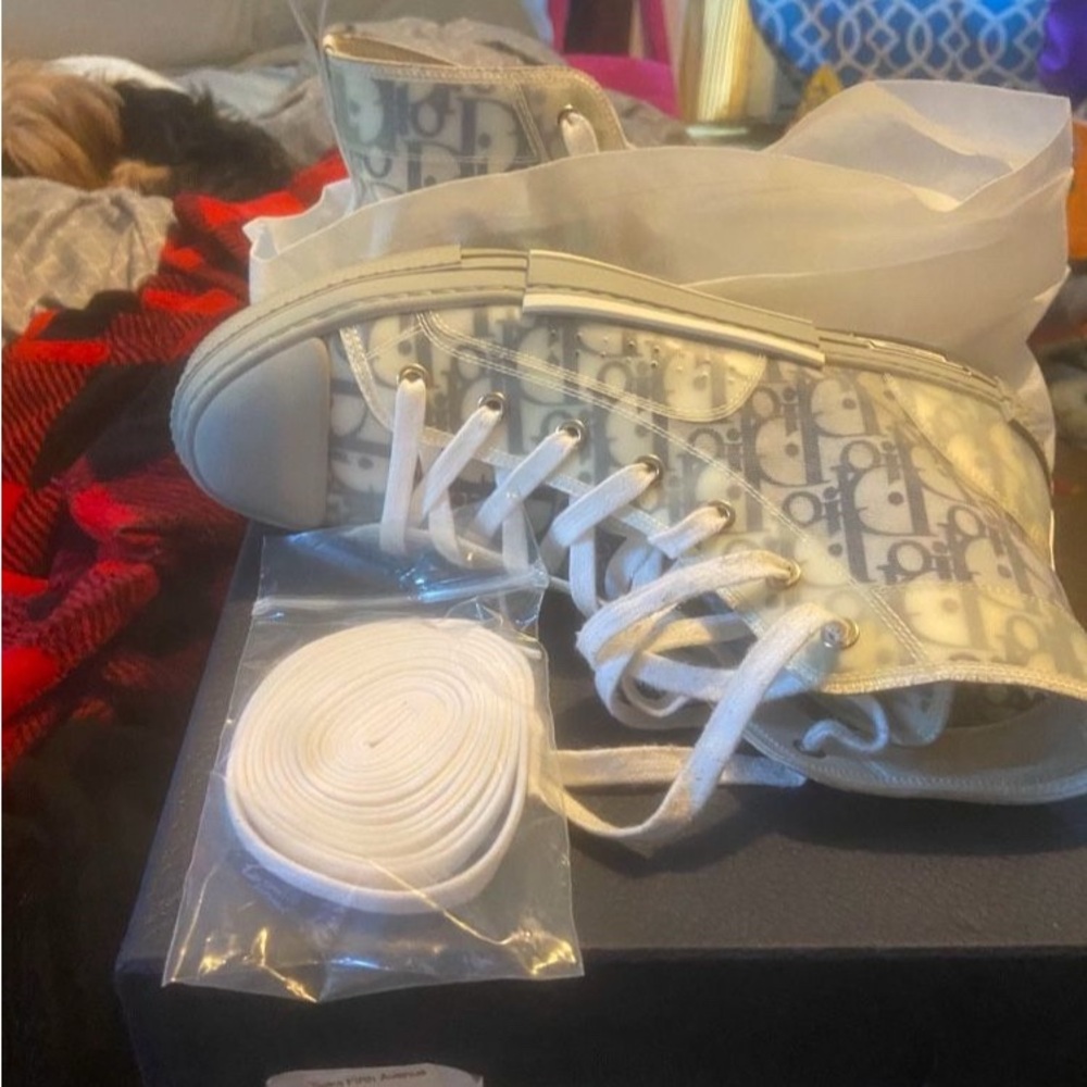 Only wore once and they have the extra laces.